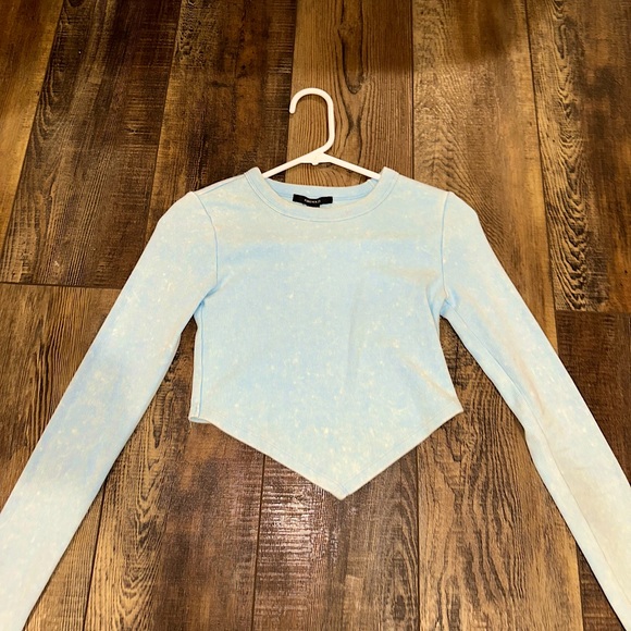 Light Blue long sleeve crop top with v-shape bottom - Picture 1 of 3